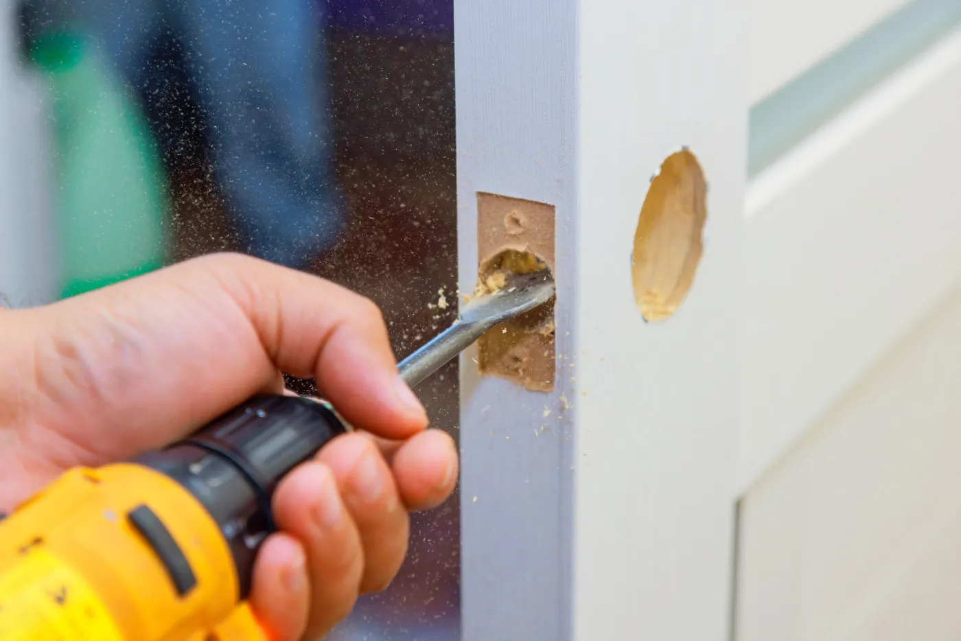 Entaille du logement de serrure dans le chant d'une porte à Saint-Quentin-en-Yvelines