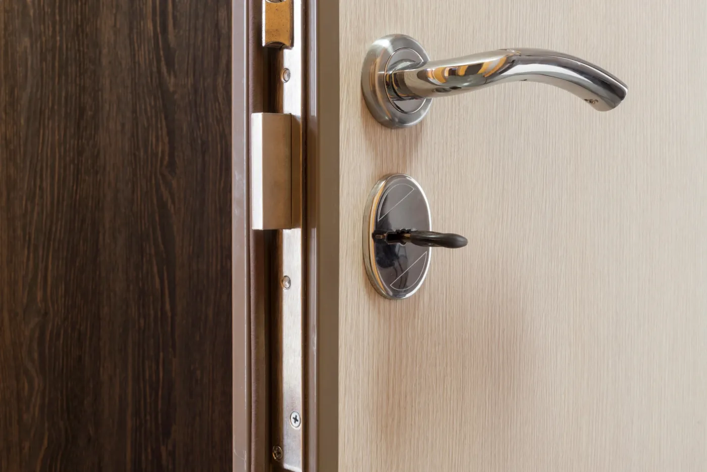 Poignée et serrure neuves sur une porte d'appartement à Saint-Quentin-en-Yvelines
